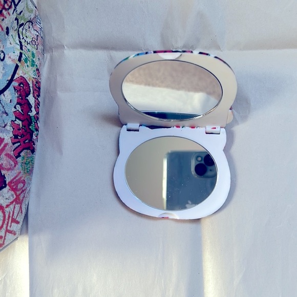 Hello Kitty graphic make up bag and mirror - Picture 5 of 7